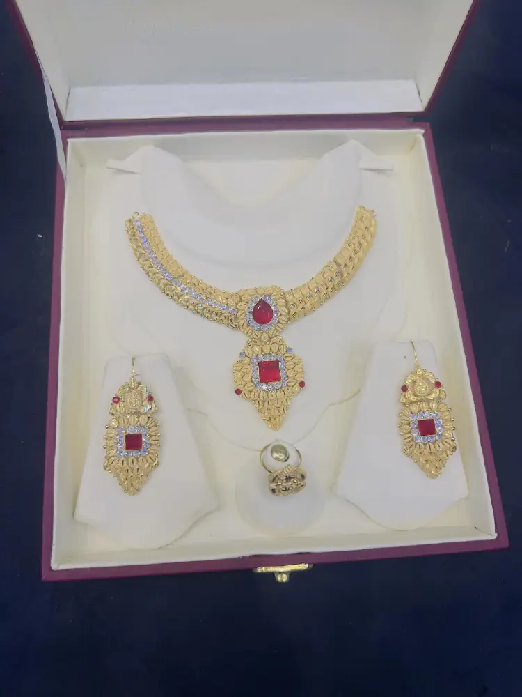 Beautiful gold polish necklace set with real goldlook