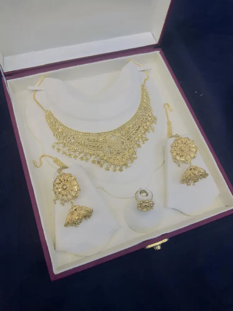 Beautiful gold polish necklace set with real goldlook