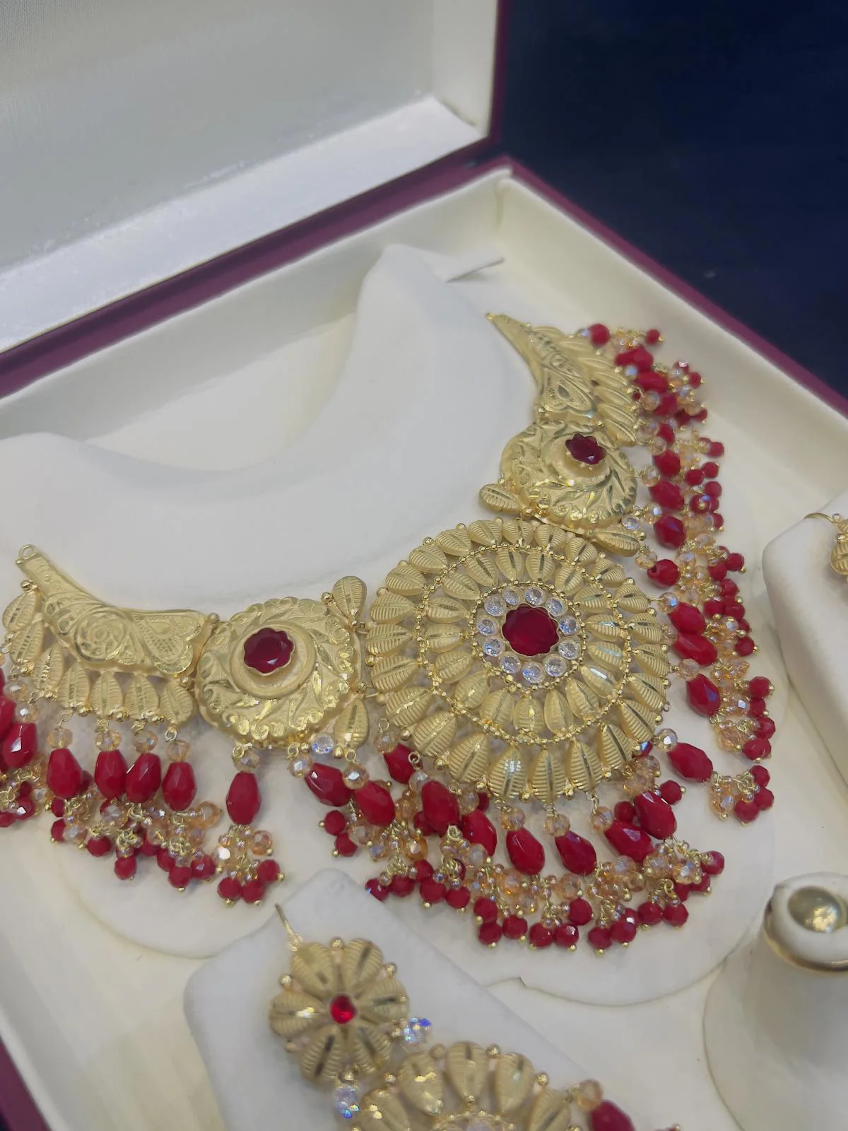 Beautiful gold polish necklace set with real goldlook