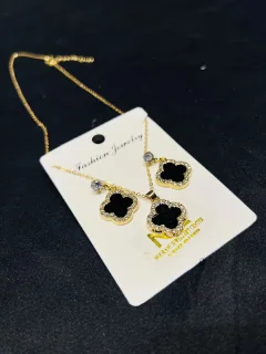 stainless steel clover pendant set view 3
