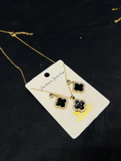 stainless steel clover pendant set view 2